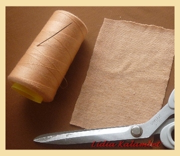 Для работы потребуется: кусочек растяжимой ткани 10/ 15 см, ножницы, катушка ниток в цвет, иголочка средней длины и наполнитель (холофайбер).