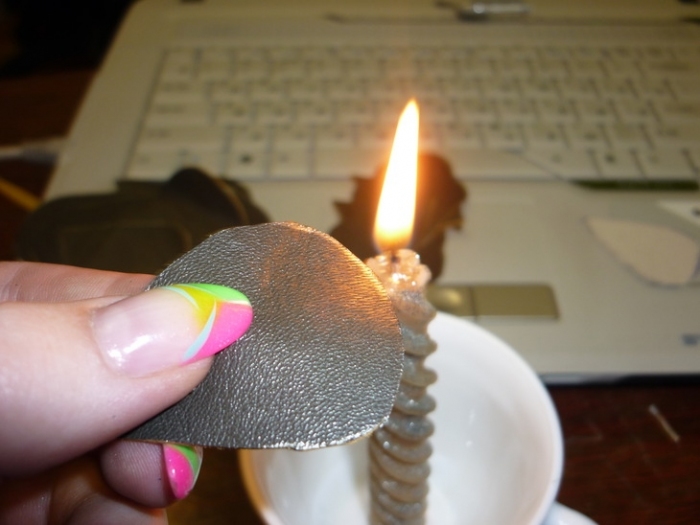 аккуратненько над пламенем свечи обжигаем наши лепестки, если вам удобно можно пользоваться зажимом,