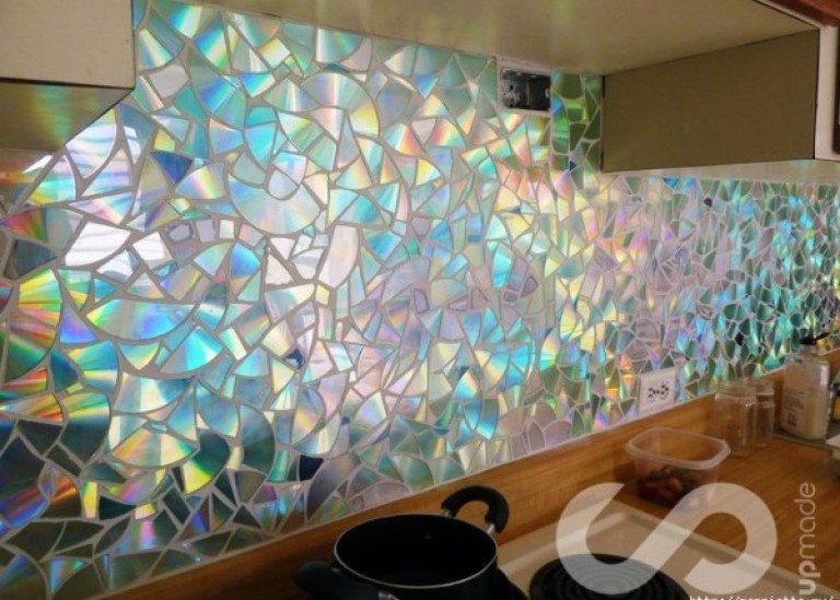 Отделка рабочей стены на кухне мозаикой из компакт-дисков
