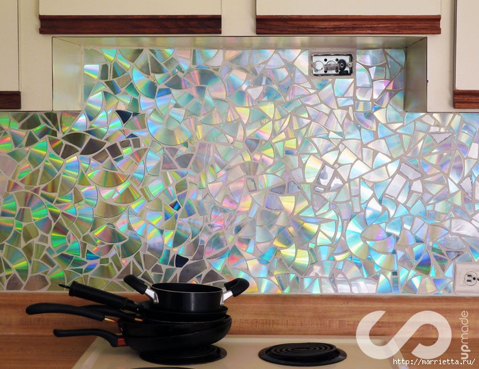 Отделка рабочей стены на кухне мозаикой из компакт-дисков (7) (700x539, 356Kb)