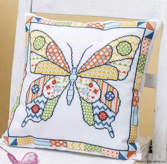 Интерьерная подушка с бабочкой. Вышивка