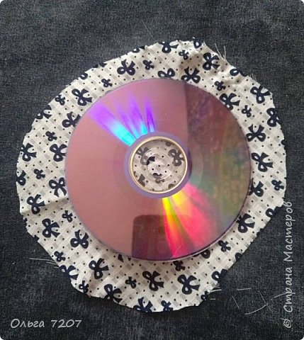 Из ткани нужных цветов и синтепона вырезаем два круга большим размером, чем CD-диск. 
 (фото 7)