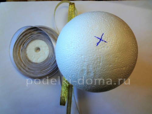 Елочный шарик из лент в технике канзаши - 4 варианта