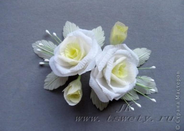 Гофрированная белая роза из ткани