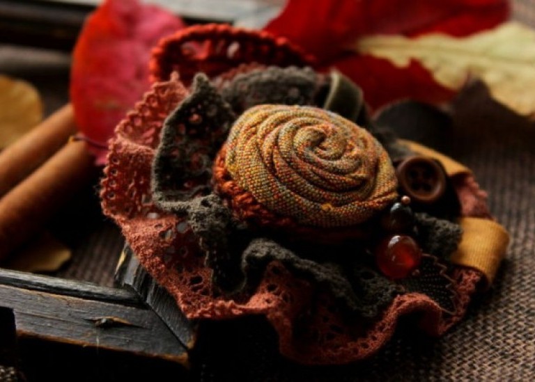 Текстильная брошь «Симфония осенних листьев»