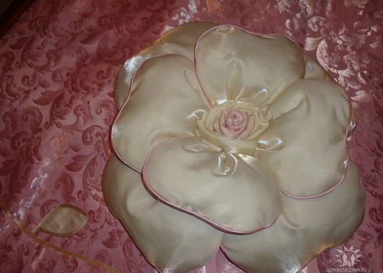 Декоративная подушка-роза от Елены Кравченко