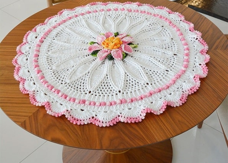 Большая круглая салфетка с объемным цветком